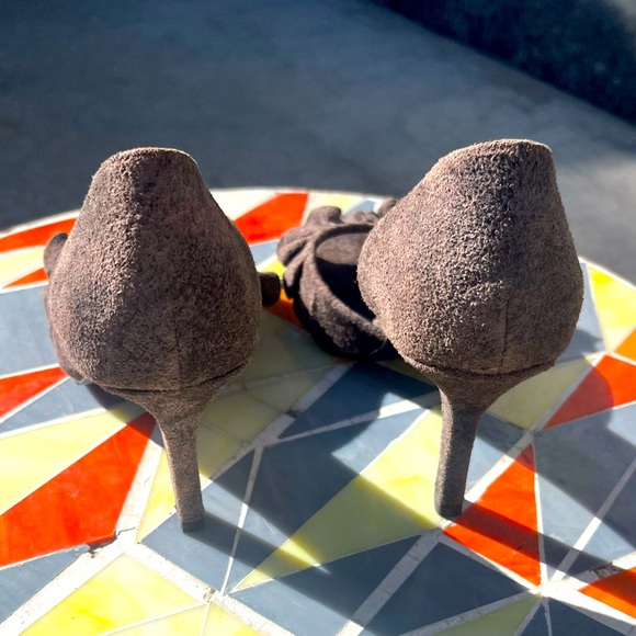 NWOT Elizabeth and James Stella Ruffled Suede Pump heels, Size 7.5, brown/grey - Picture 5 of 6